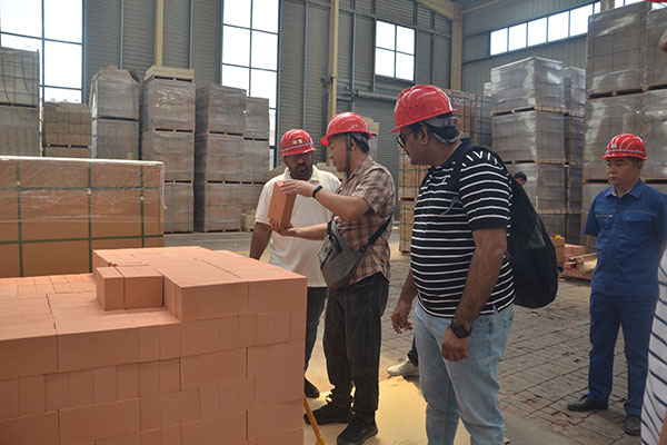 印度客戶對耐火磚進(jìn)行考察