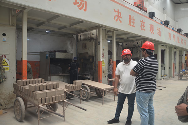 印度客戶對耐火磚產(chǎn)線進(jìn)行考察